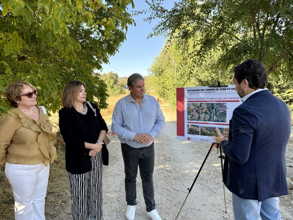 El viceconsejero de Presidencia escucha las explicación de la obra que se va a realizar en un punto del recorrido del Camino de Goyeneche