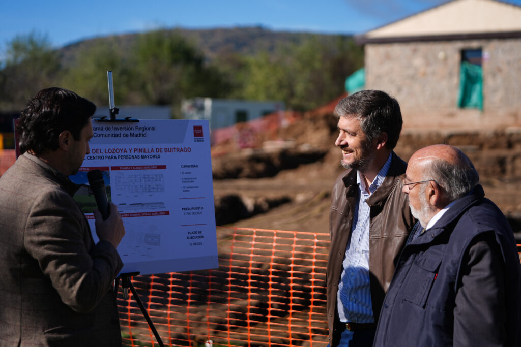 Miguel Ángel García Martín el alcalde de Gargantilla del Lozoya y Pinilla de Buitrago atiende las explicaciones de Pedro Corbalán en la visita al inicio de las obras de la ampliación del Centro de Mayores