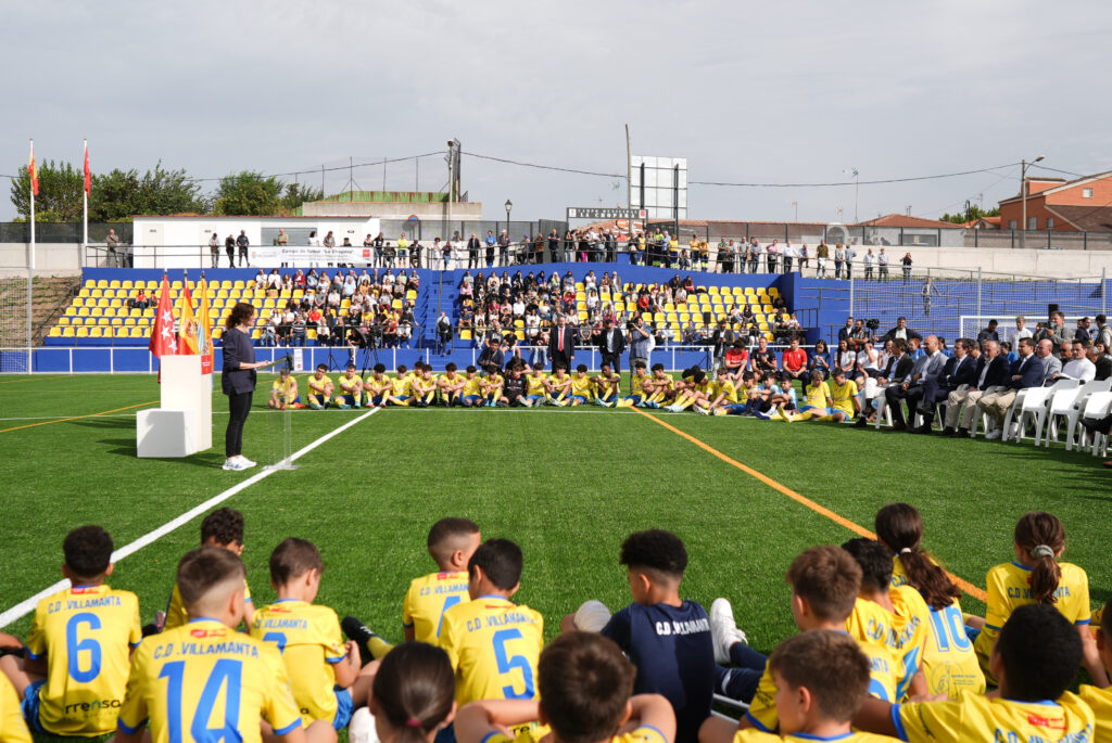 Isabel Díaz Ayuso en el polideportivo de Villamanta reconstruido tras la DANA de 2023 por Planifica Madrid durante el acto de entrega de un premio a la RFEF