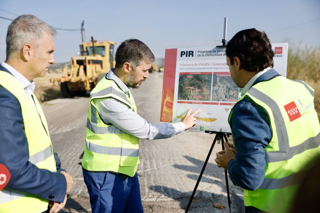 Miguel Ángel García Martín atiende y se interesa sobre el panel explicativo de las obras del Cordel Segoviano que lleva a cabo Planifica Madrid