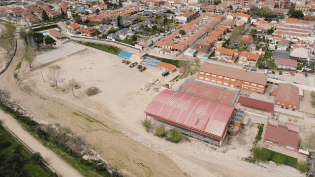 Imágenes del polideportivo de Villamanta con los tremendos daños causados por la DANA de 2023 y una vez reconstruido por Planifica Madrid a través del PIR
